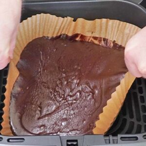 Schokoladenkuchen in den Airfryer geben und backen