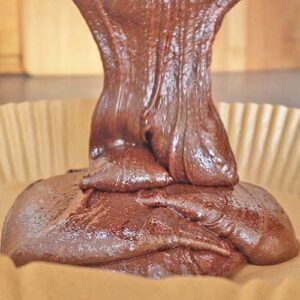 Schokuchenmasse auf Backpapier füllen