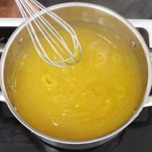 Fond für Rote Grütze aufkochen