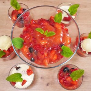 Rote Grütze in Dessertgläser füllen
