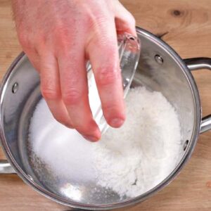 Speisestärke und Zucker in Topf geben