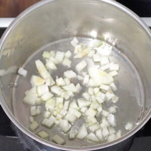 Zwiebel glasig anschwitzen
