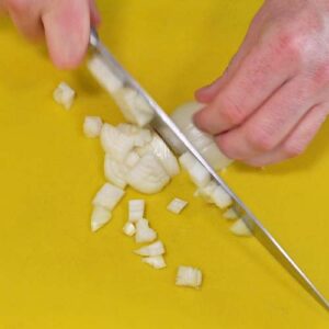 Zwiebel in grobe Würfel schneiden