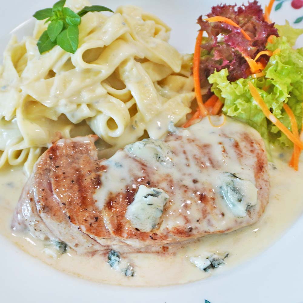 Gorgonzolasoße mit Pasta und Schweinefilet