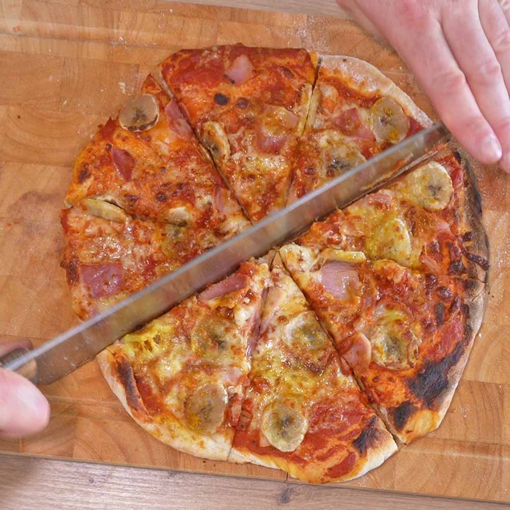 Schwedenpizza mit Banane-Curry-Schinken belegt