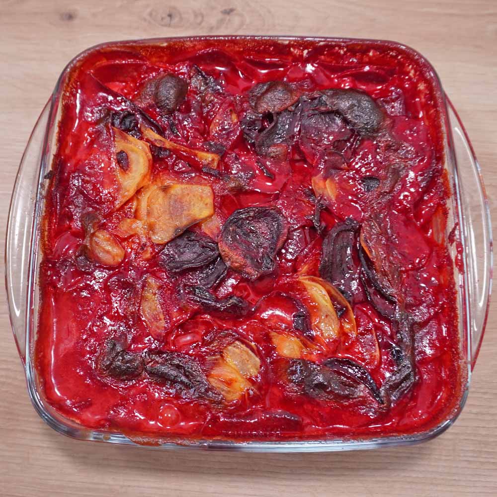 Rote-Bete-Kartoffel-Gratin Rezept Rote-Bete-Kartoffel-Gratin in Auflaufform
